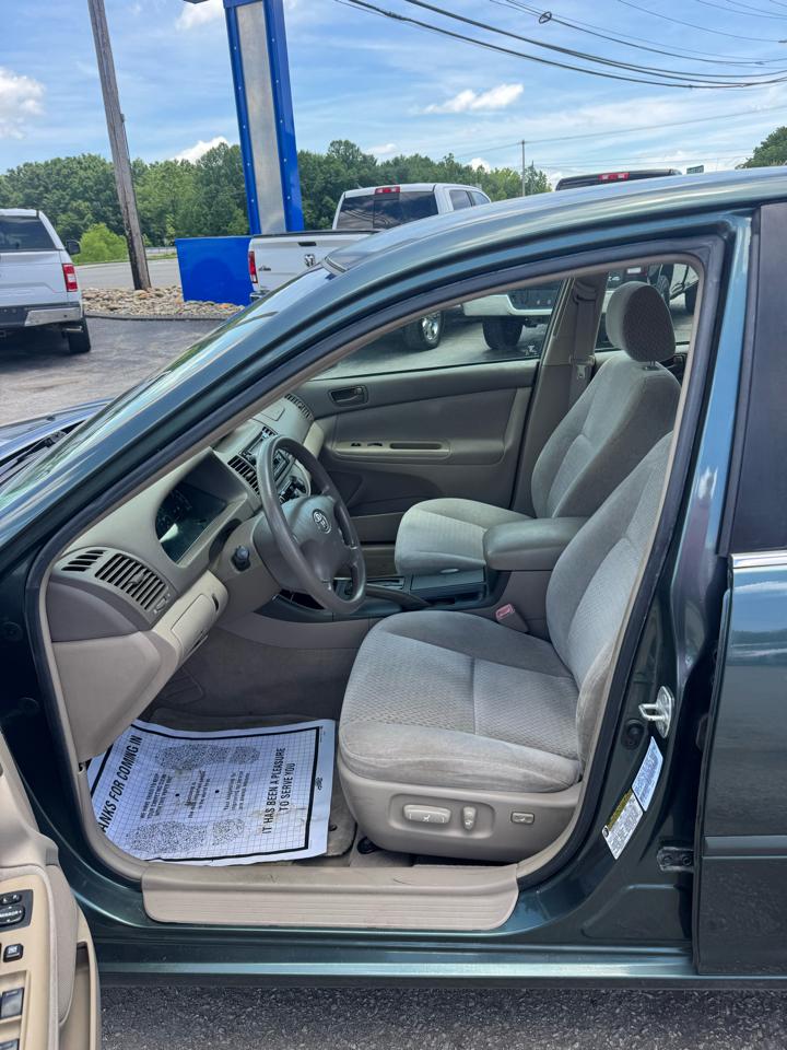 Toyota Camry 4dr Sdn XLE Auto (Natl) 2004