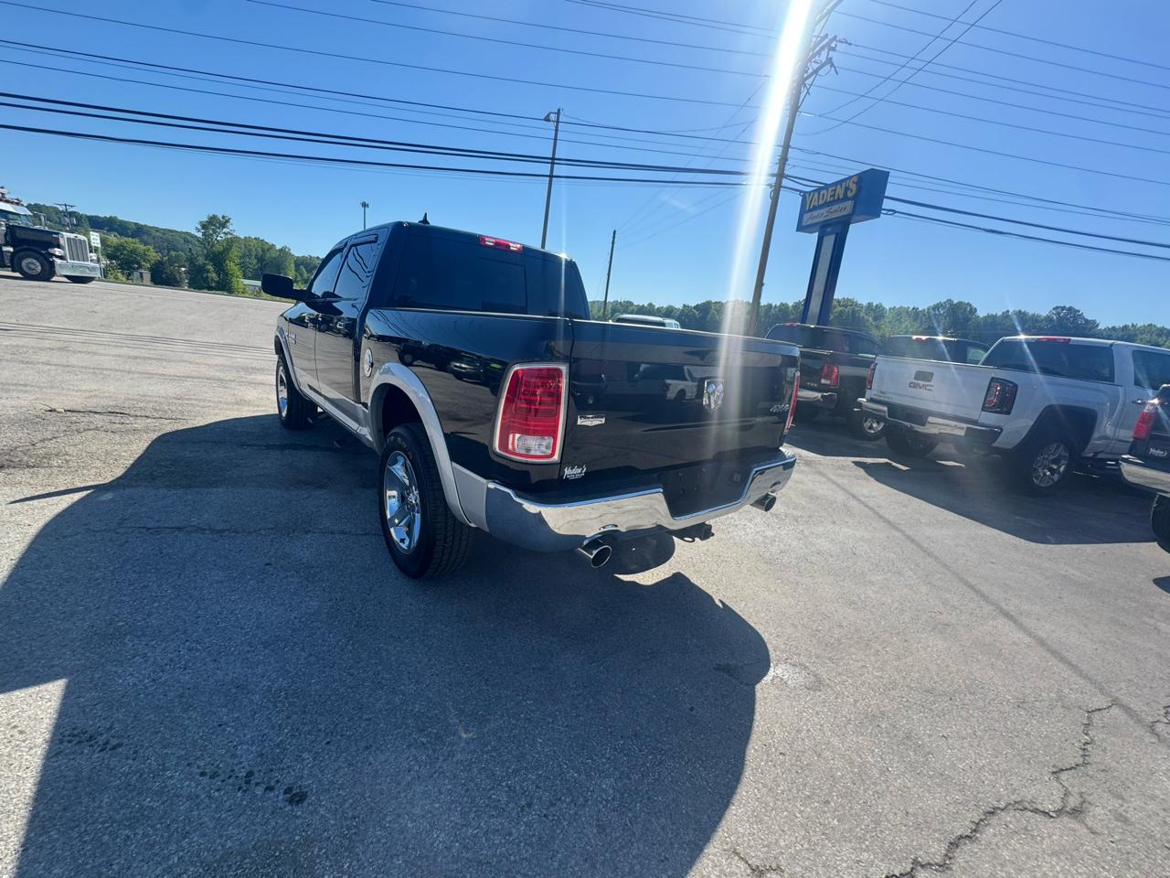RAM 1500 4WD Crew Cab 140.5" Laramie 2014