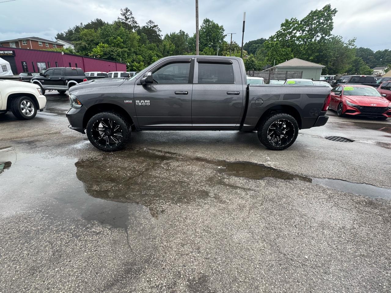RAM 1500 4WD Crew Cab 140.5" Sport 2015