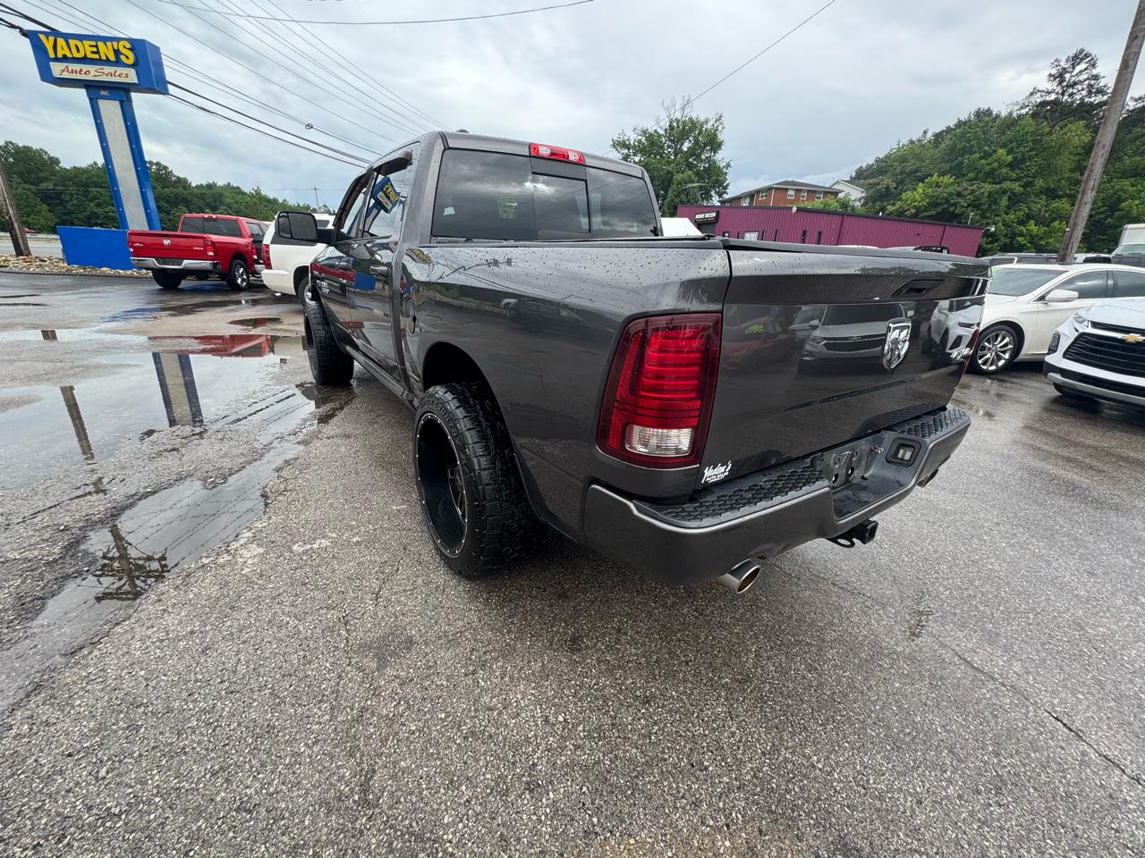 RAM 1500 4WD Crew Cab 140.5" Sport 2015