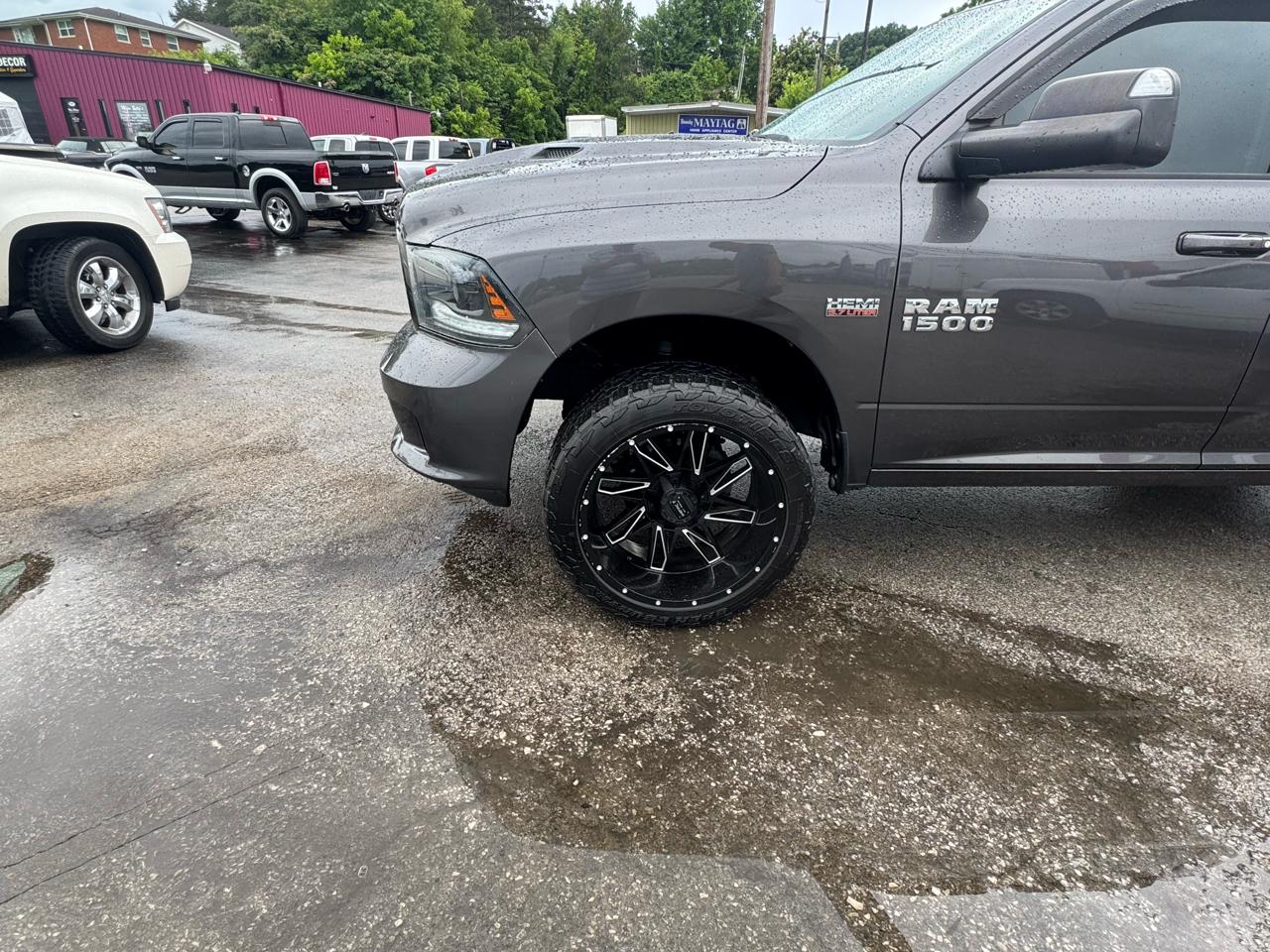 RAM 1500 4WD Crew Cab 140.5" Sport 2015