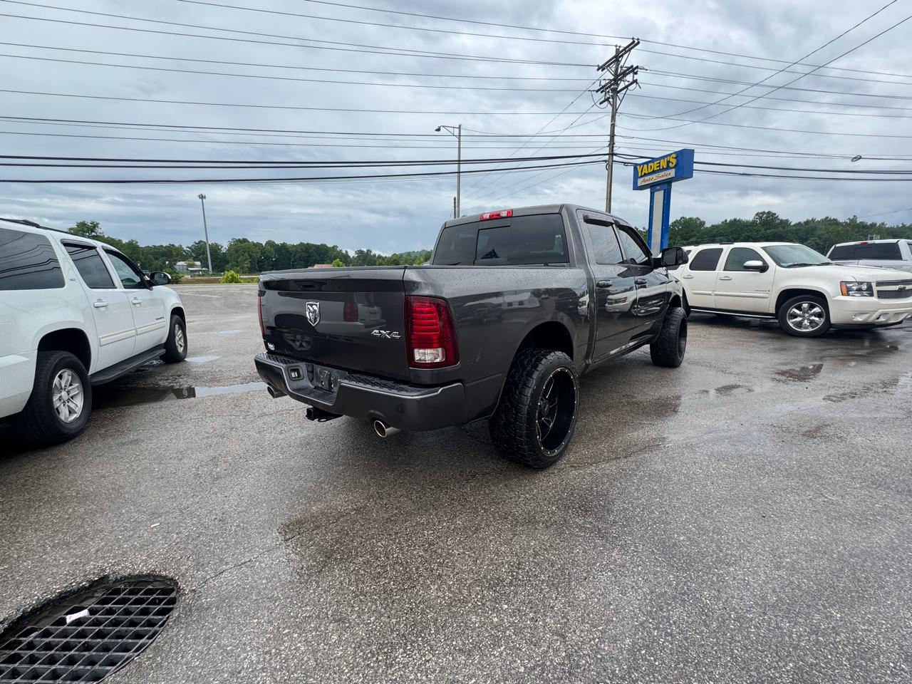RAM 1500 4WD Crew Cab 140.5" Sport 2015