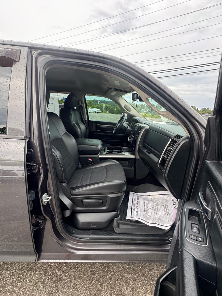 RAM 1500 4WD Crew Cab 140.5" Sport 2015