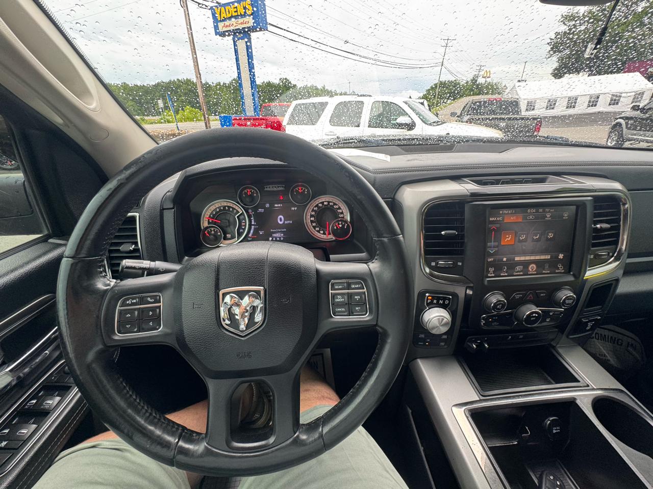 RAM 1500 4WD Crew Cab 140.5" Sport 2015