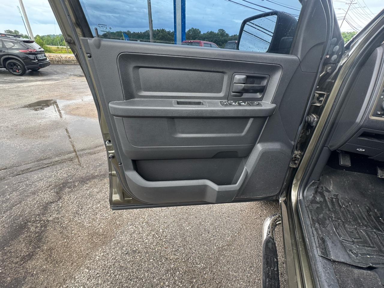 RAM 1500 2WD Quad Cab 140.5" Tradesman 2012