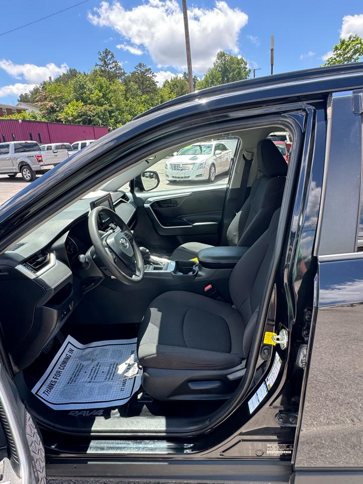 Toyota RAV4 LE AWD (Natl) 2019