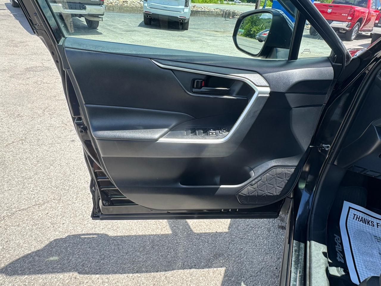 Toyota RAV4 LE AWD (Natl) 2019