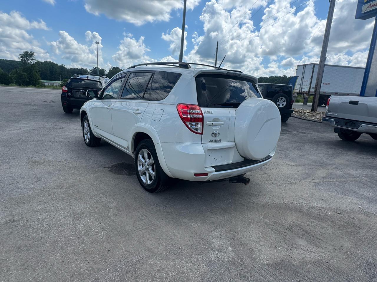 Toyota RAV4 4WD 4dr V6 5-Spd AT Ltd (Natl) 2011