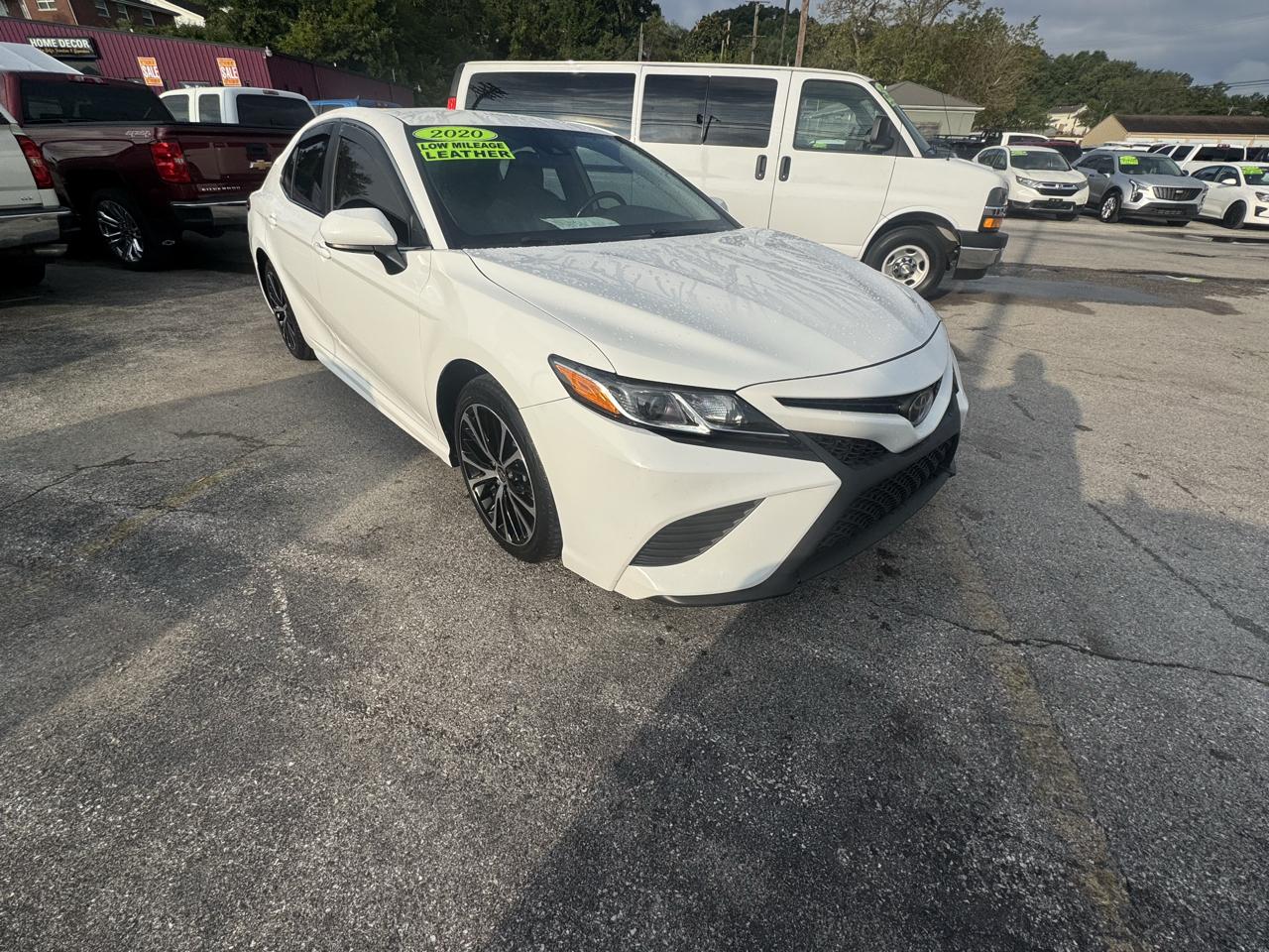 Toyota Camry SE Auto (Natl) 2020
