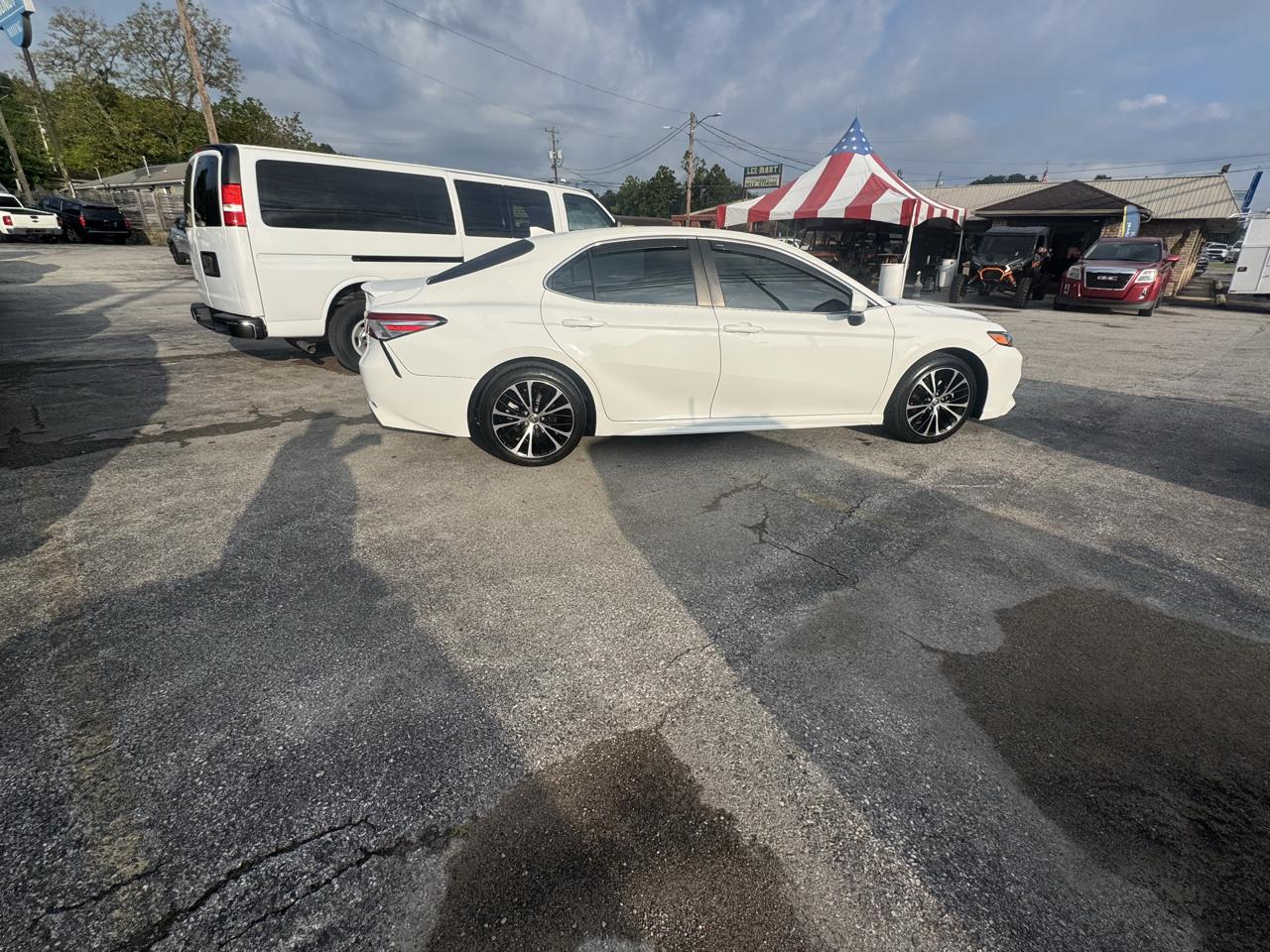 Toyota Camry SE Auto (Natl) 2020