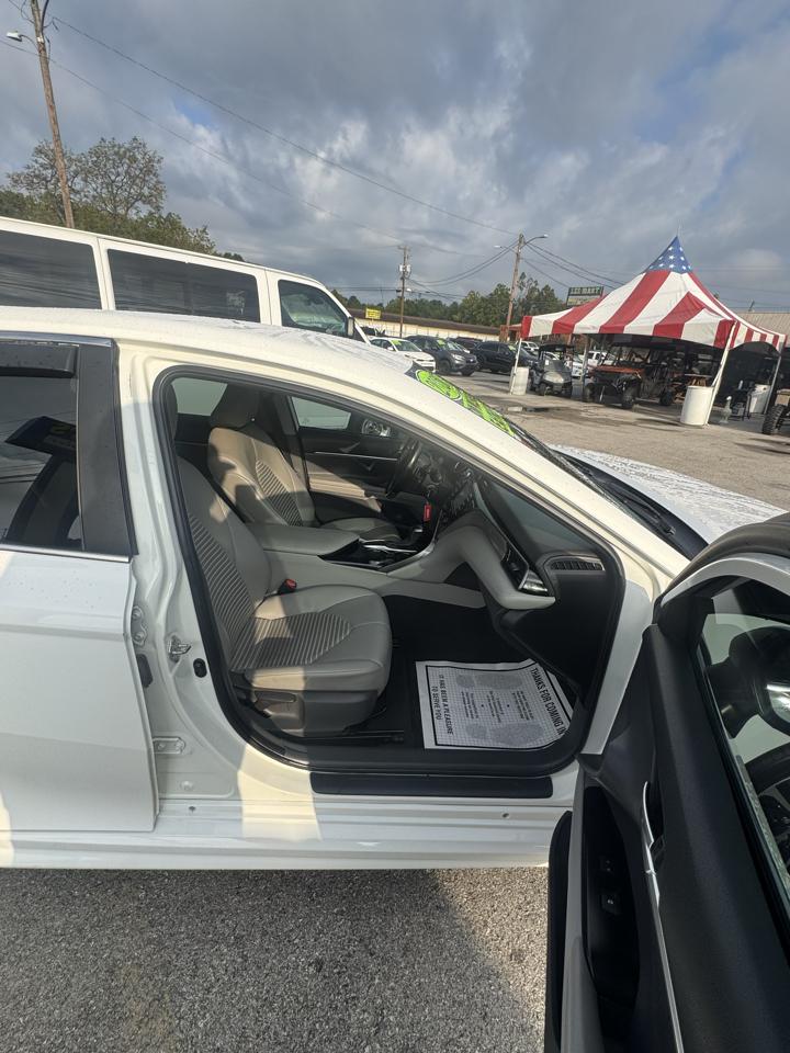 Toyota Camry SE Auto (Natl) 2020