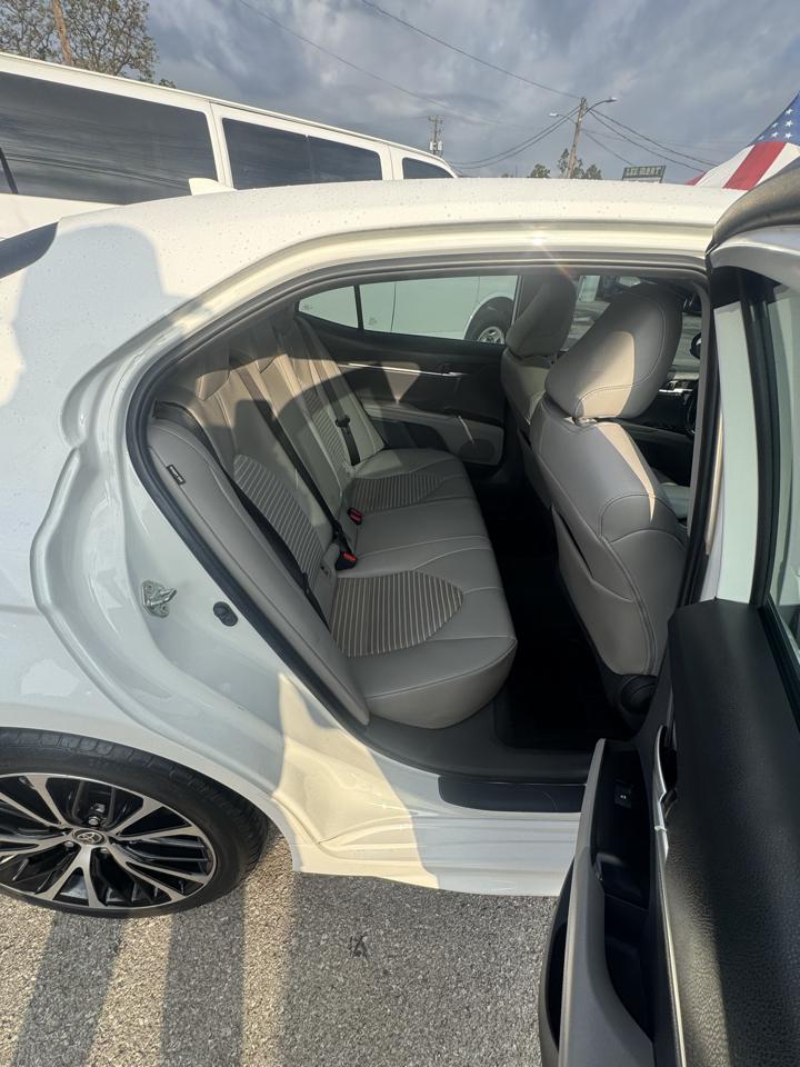 Toyota Camry SE Auto (Natl) 2020