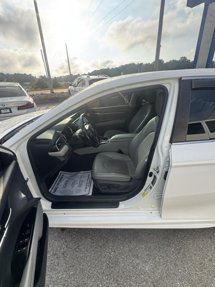 Toyota Camry SE Auto (Natl) 2020