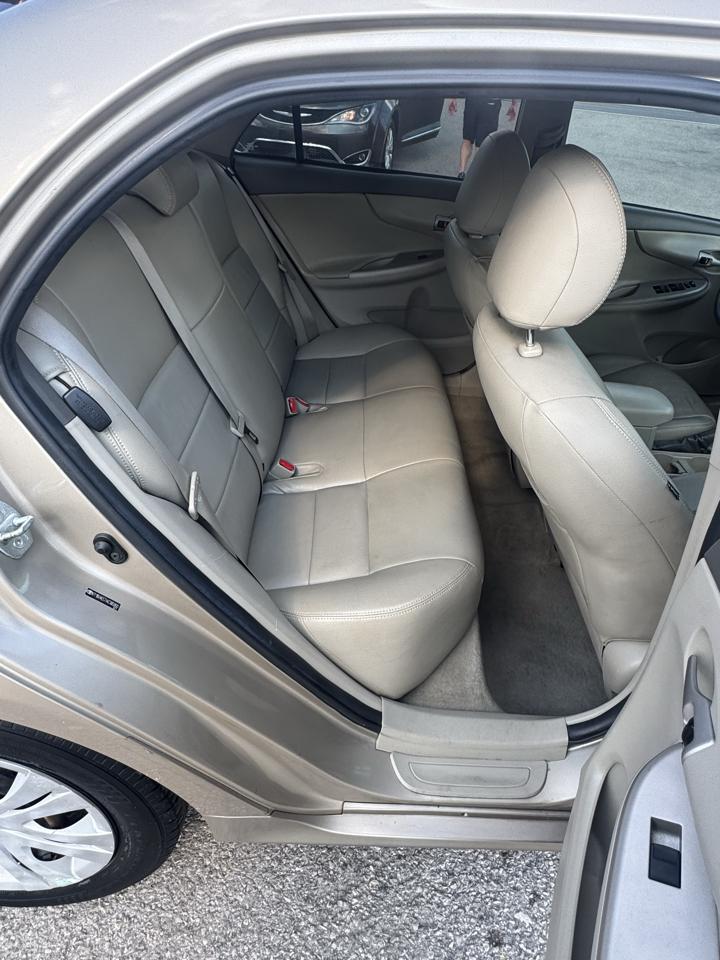 Toyota Corolla 4dr Sdn Auto LE (Natl) 2010