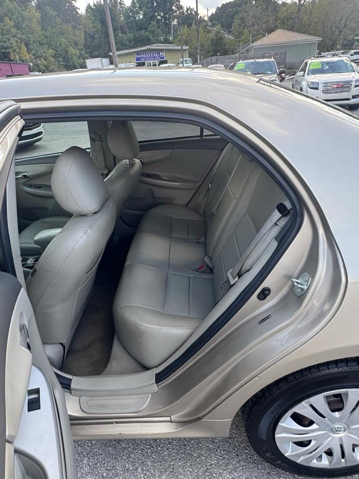 Toyota Corolla 4dr Sdn Auto LE (Natl) 2010
