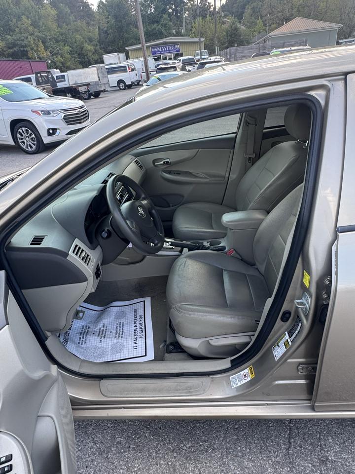 Toyota Corolla 4dr Sdn Auto LE (Natl) 2010