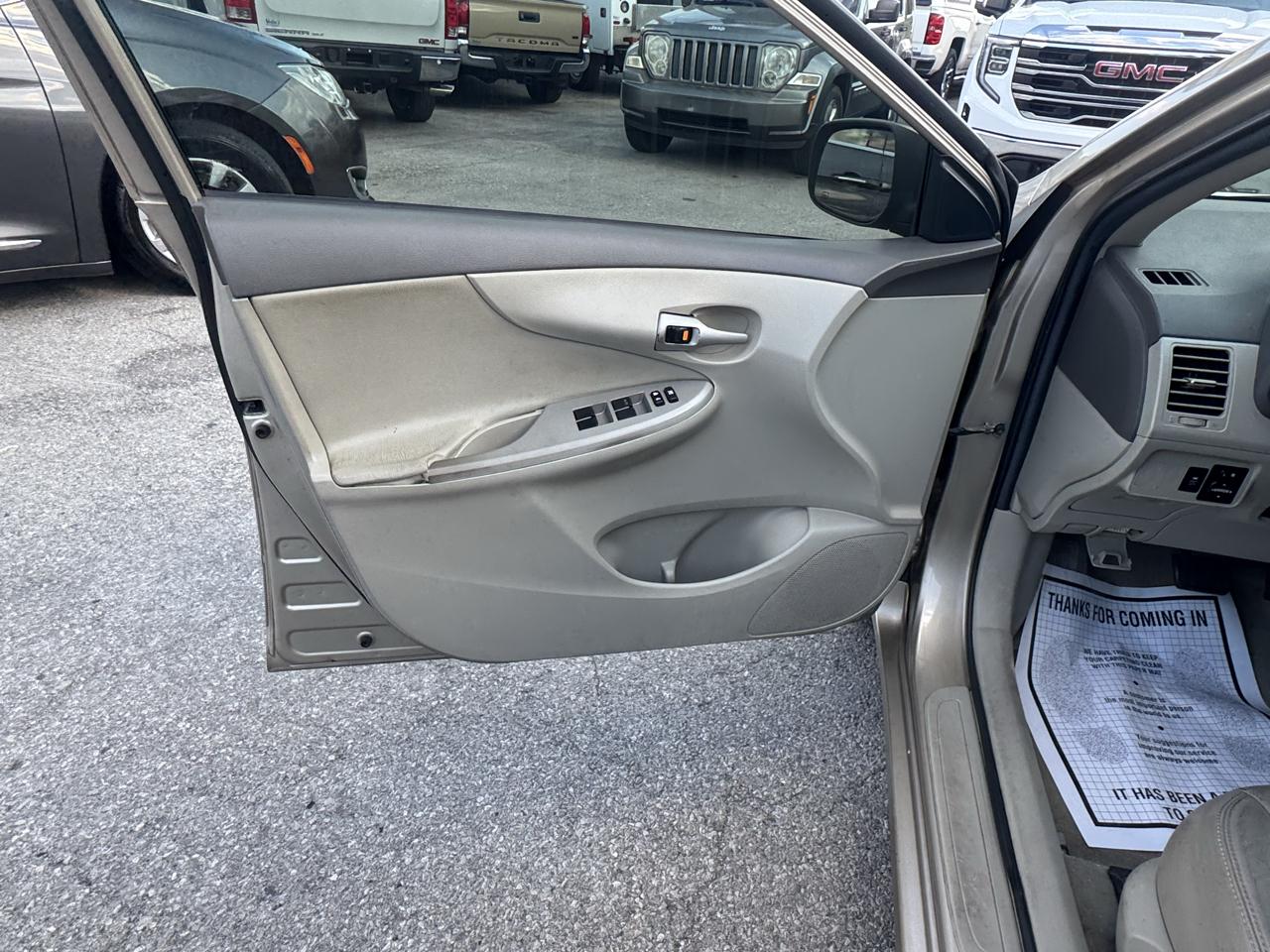 Toyota Corolla 4dr Sdn Auto LE (Natl) 2010