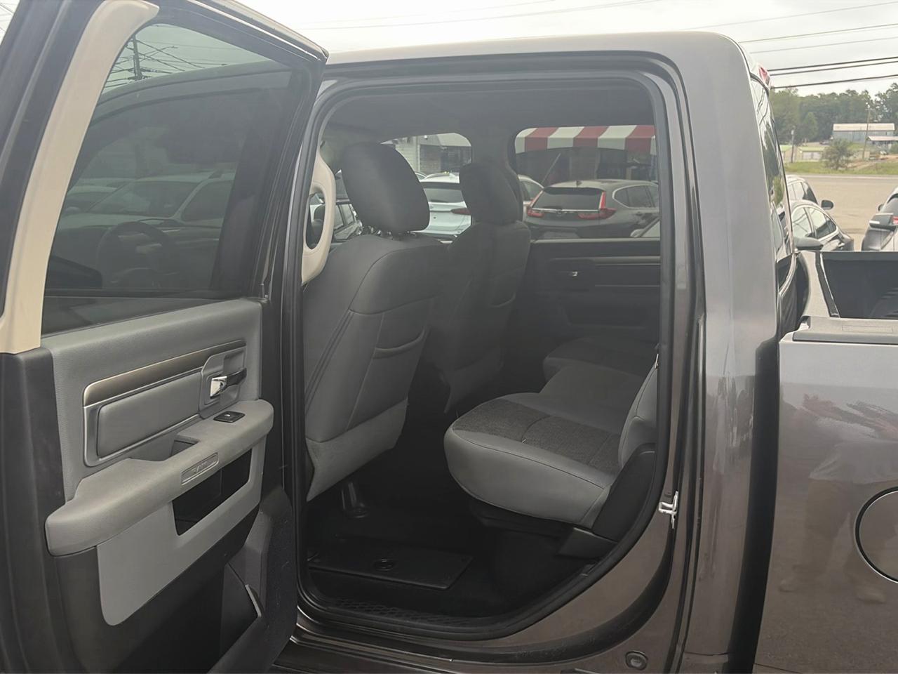 RAM 1500 4WD Crew Cab 140.5" Big Horn 2015