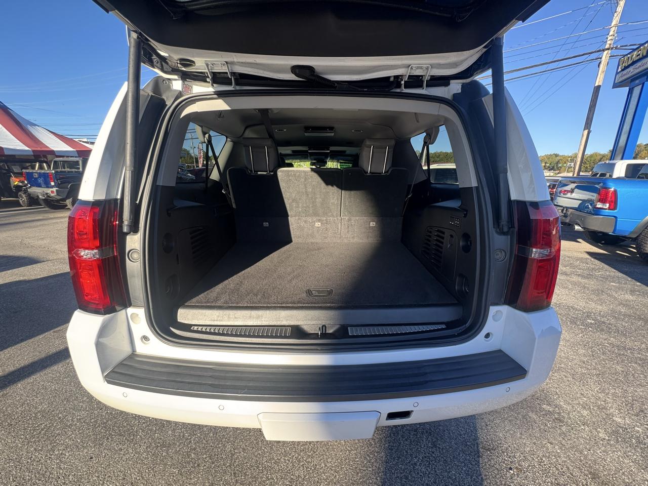 Chevrolet Suburban 4WD 4dr 1500 LT 2017