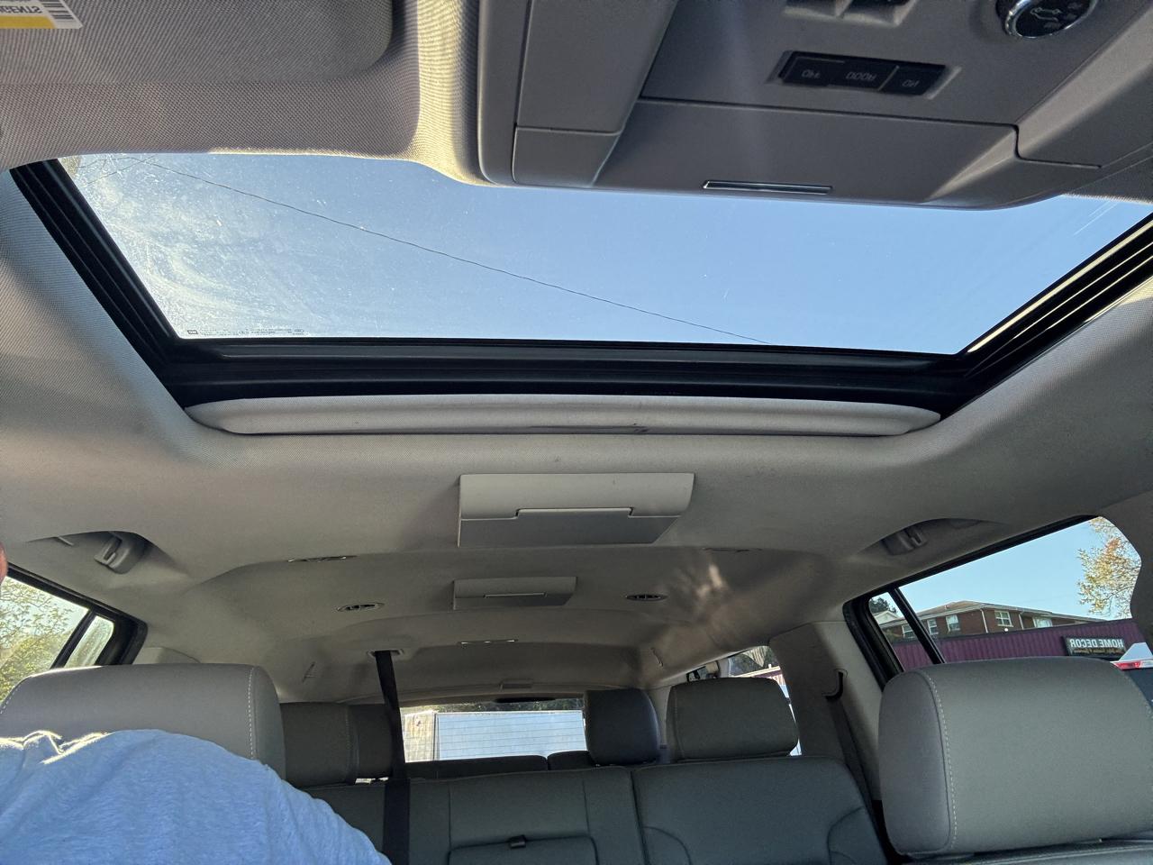 Chevrolet Suburban 4WD 4dr 1500 LT 2017