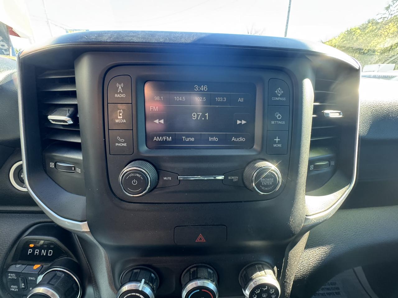RAM 1500 Big Horn 4x4 Quad Cab 6'4" Box 2022