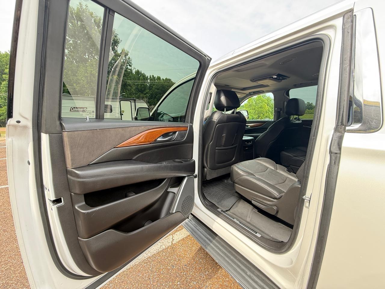 Cadillac Escalade ESV 4WD 4dr Luxury Collection 2016