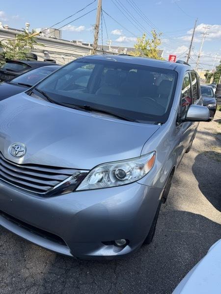 Toyota Sienna XLE 7-Passenger AWD 2017