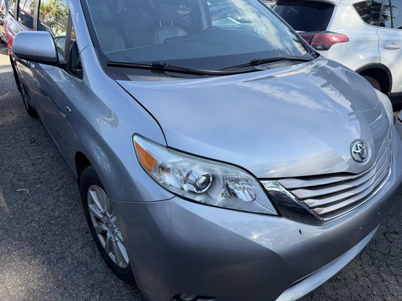 Toyota Sienna XLE 7-Passenger AWD 2017