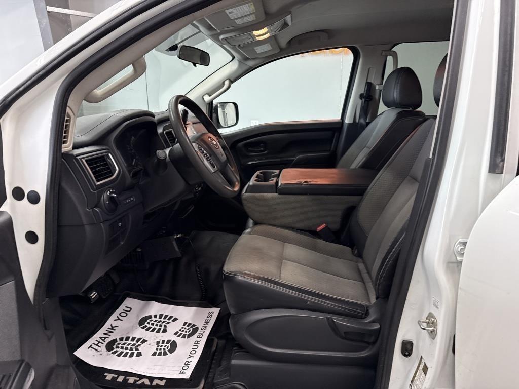 Nissan Titan Platinum Reserve Crew Cab 4WD 2017
