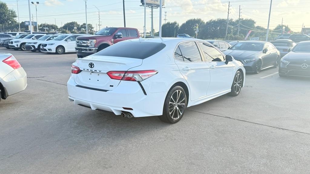 Toyota Camry SE 2020