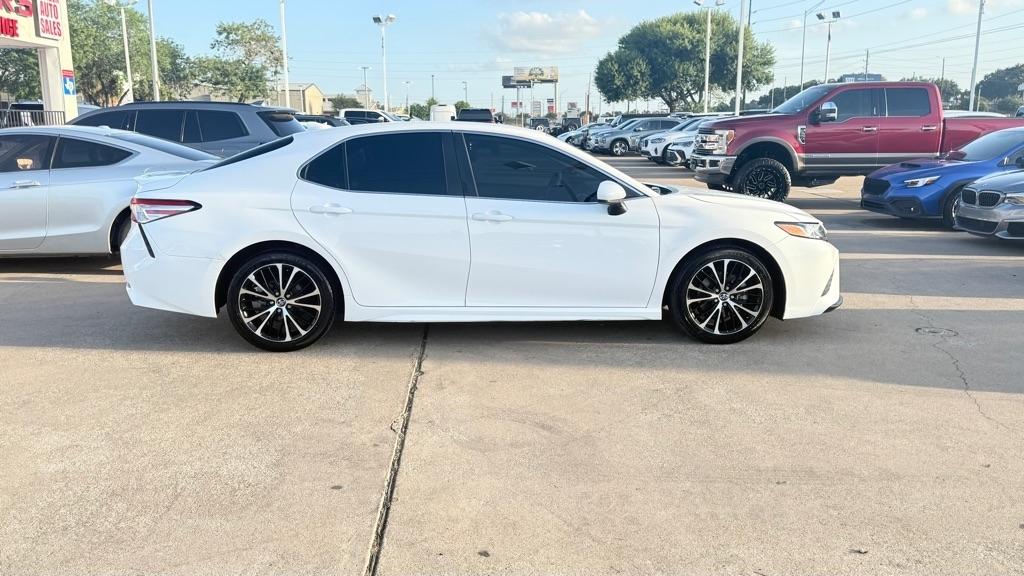 Toyota Camry SE 2020