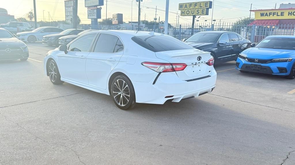 Toyota Camry SE 2020