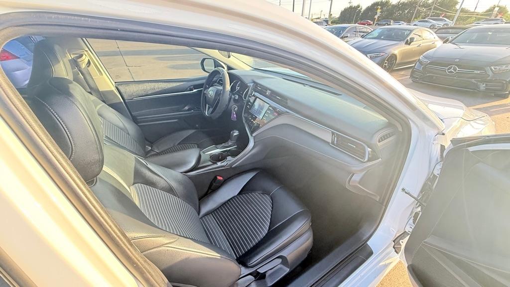 Toyota Camry SE 2020