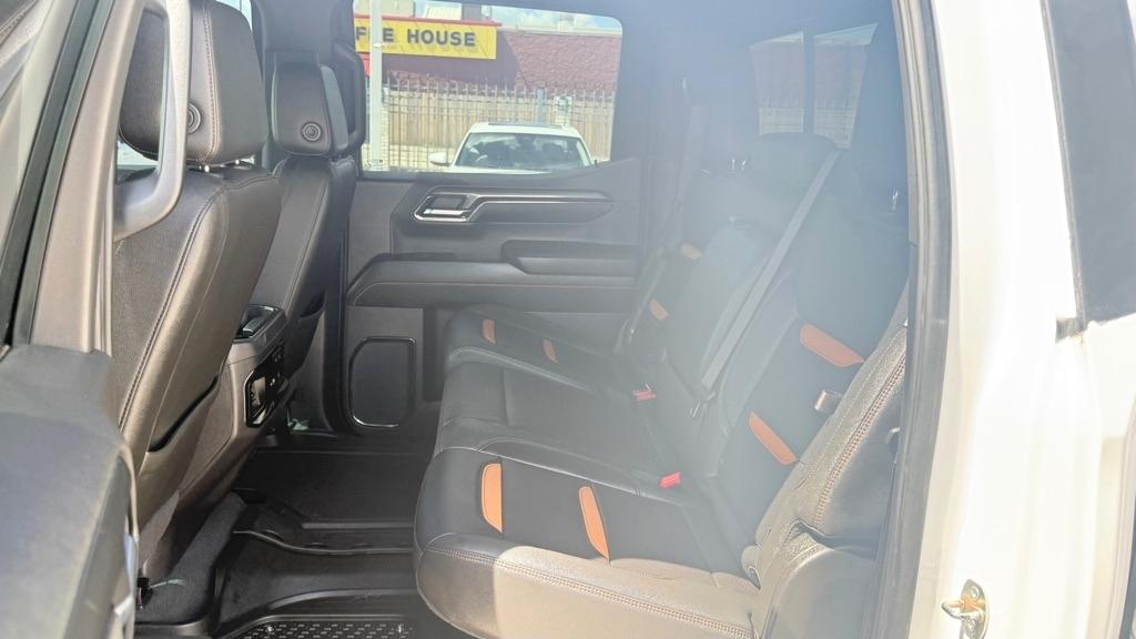 GMC Sierra 1500 AT4 Crew Cab 4WD 2024