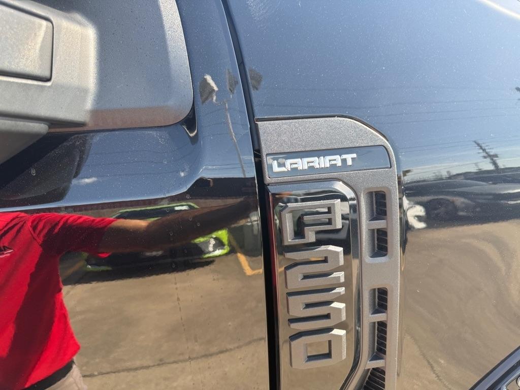 Ford F-250 SD Lariat Crew Cab 4WD 2024
