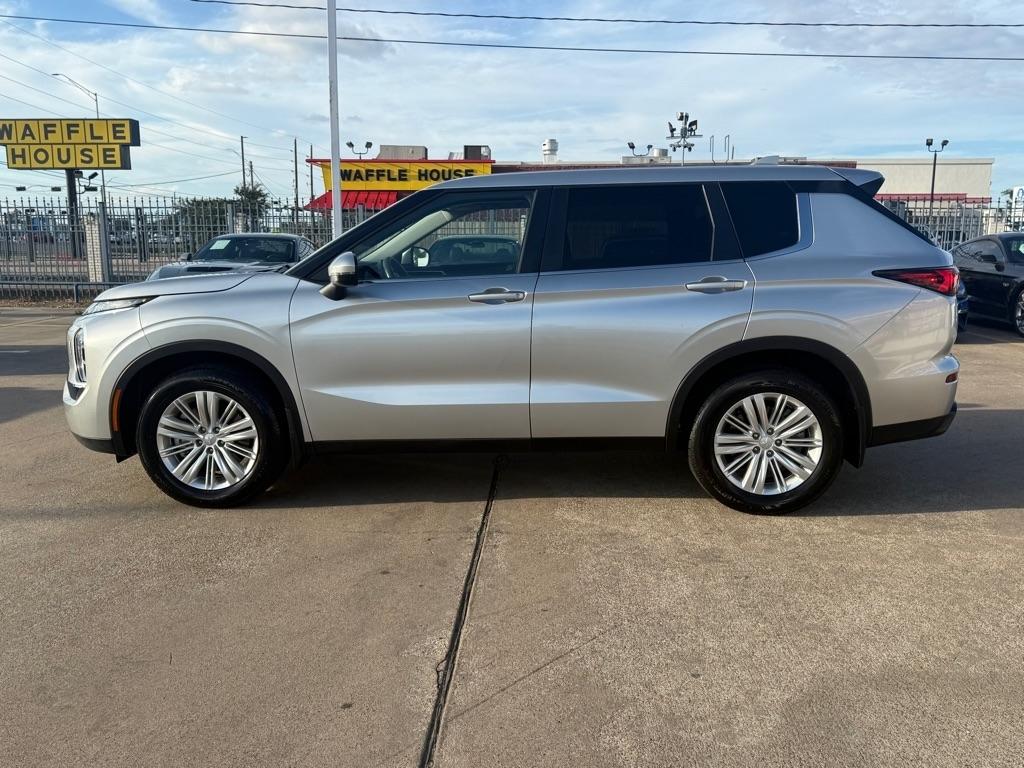 Mitsubishi Outlander ES FWD 2024