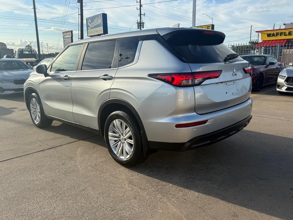 Mitsubishi Outlander ES FWD 2024