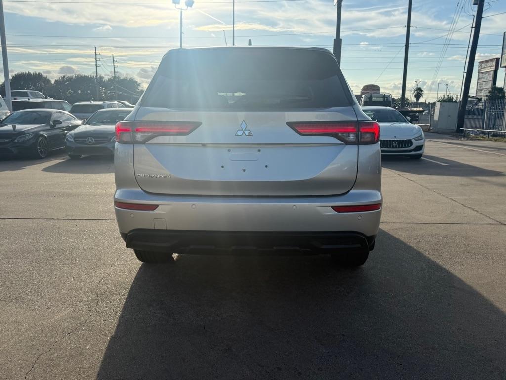Mitsubishi Outlander ES FWD 2024