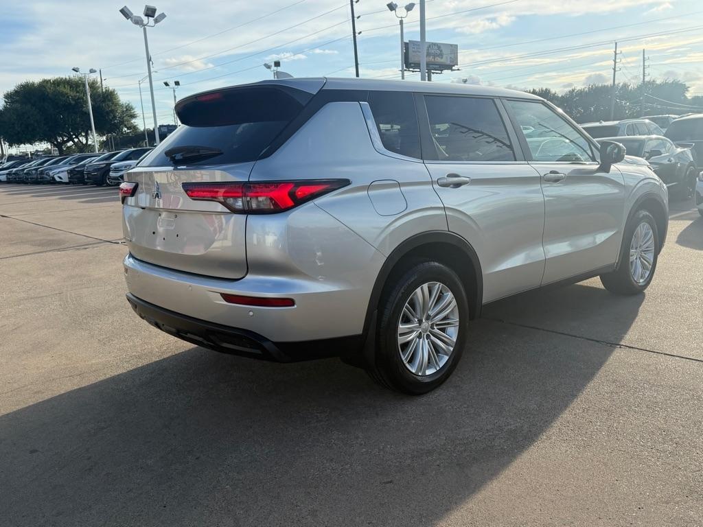 Mitsubishi Outlander ES FWD 2024