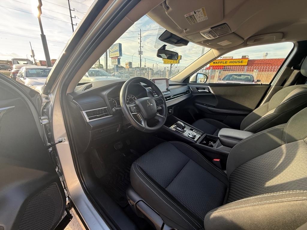 Mitsubishi Outlander ES FWD 2024