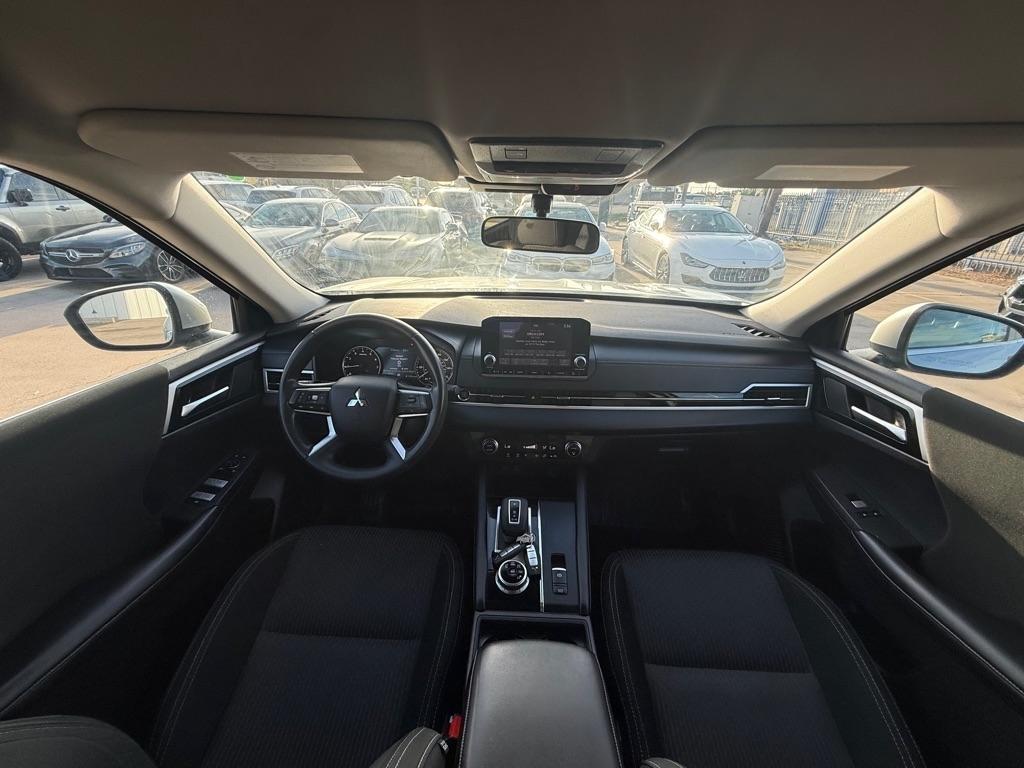 Mitsubishi Outlander ES FWD 2024