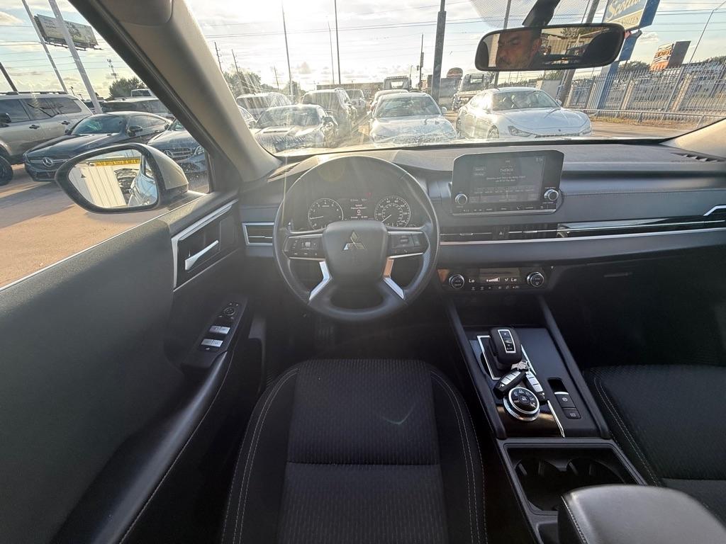 Mitsubishi Outlander ES FWD 2024