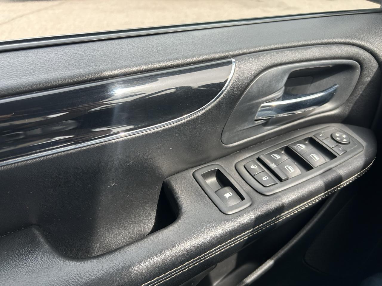 Chrysler Town & Country S 2014
