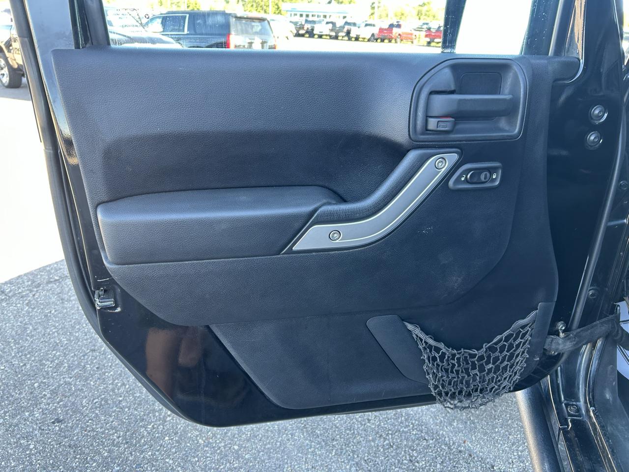 Jeep Wrangler Unlimited 4WD 4dr Sahara 2011
