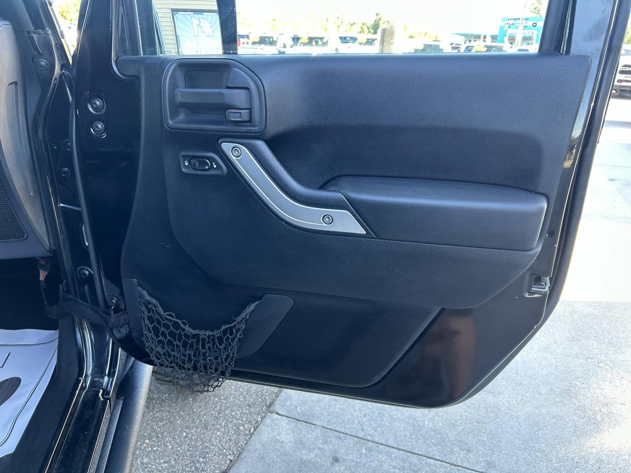 Jeep Wrangler Unlimited 4WD 4dr Sahara 2011