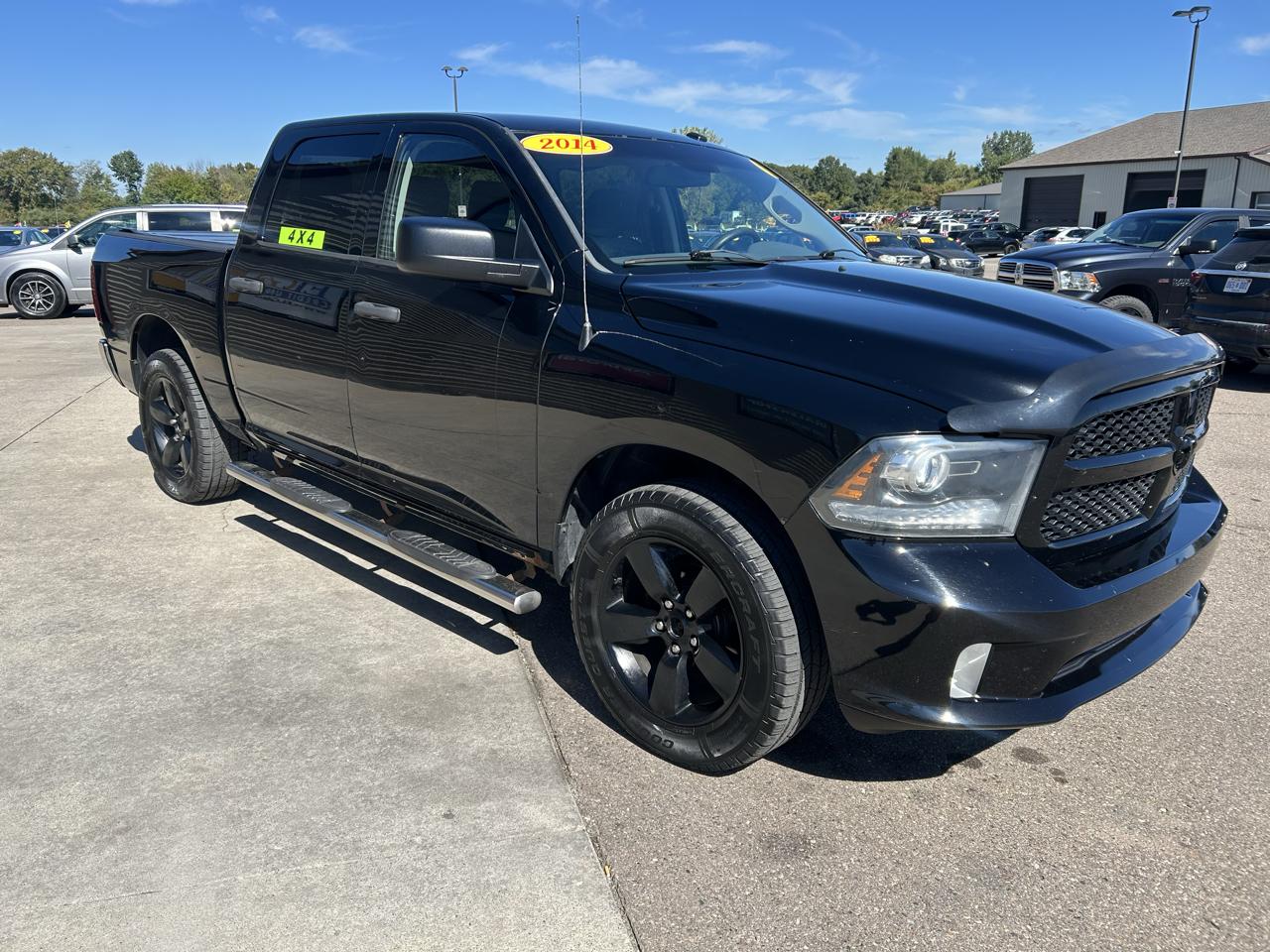 RAM 1500 4WD Crew Cab 140.5" Express 2014