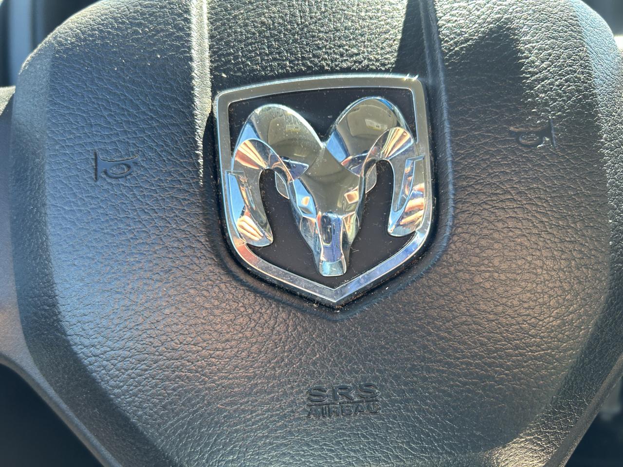RAM 1500 4WD Crew Cab 140.5" Express 2014