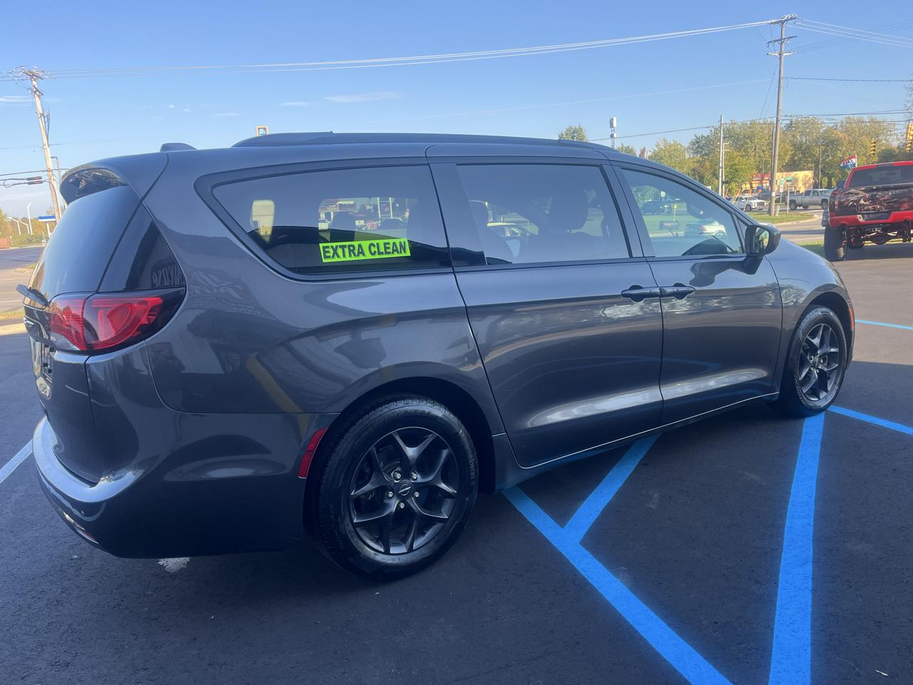 Chrysler Pacifica Touring L FWD 2019