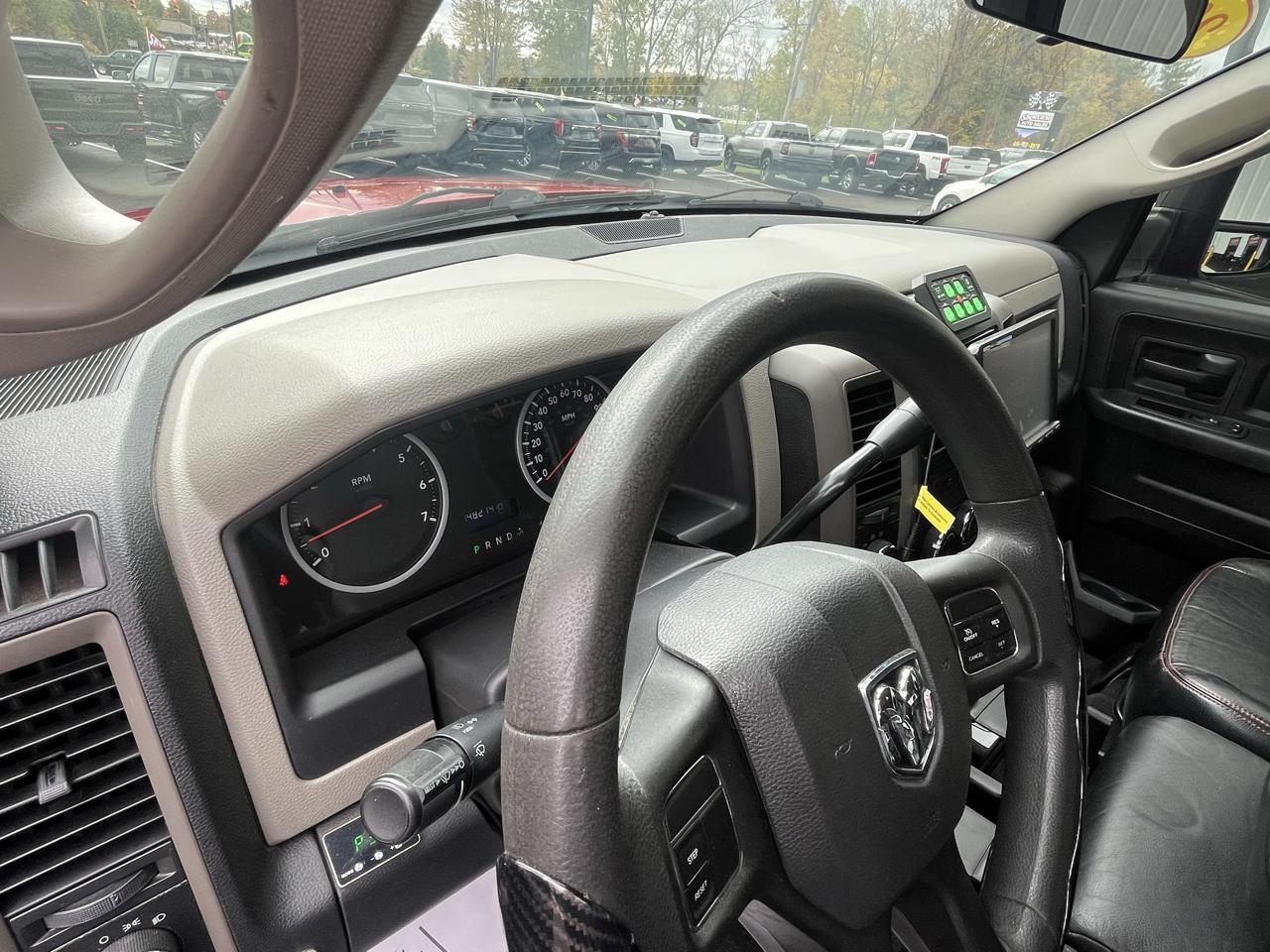 RAM 1500 4WD Crew Cab 140.5" Express 2012