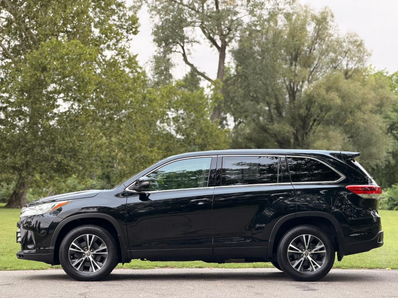 Toyota Highlander LE V6 AWD (Natl) 2019